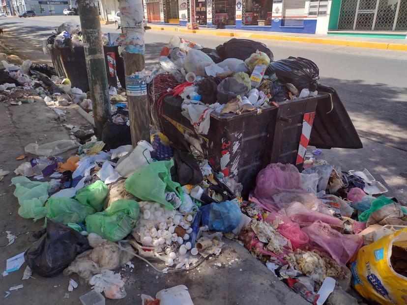 Basura se desparrama en calles de Tehuacán por bloqueo en relleno sanitario