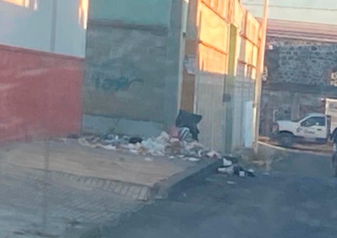 Siguen apareciendo montoneras de basura en esquinas de Atlixco