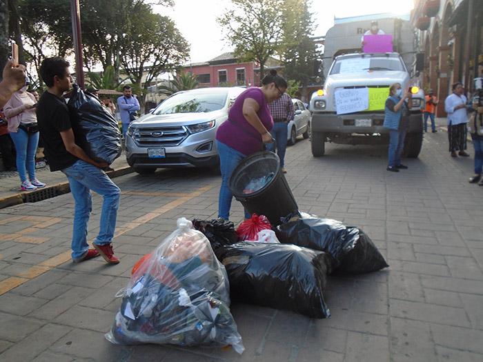 Protestan en Huauchinango por montoneras de basura en la calles