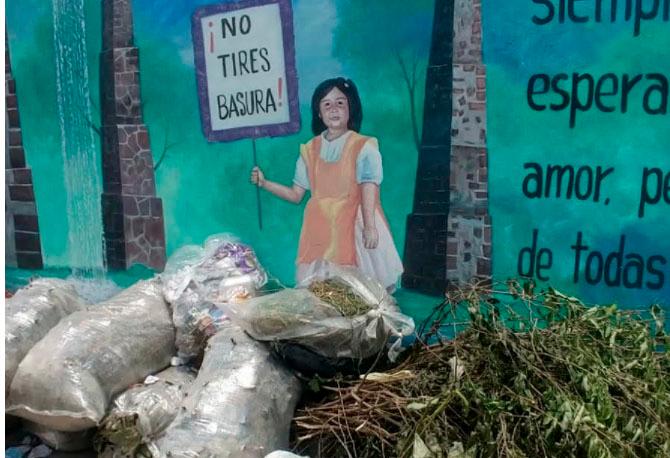 Vecinos de Atlixco se quejan de montoneras de basura en las calles