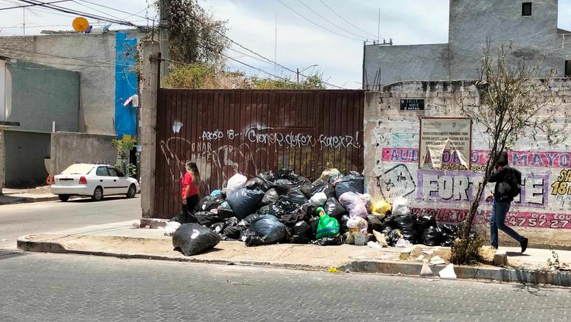 Calles de Tehuacán lucen con montones de basura desde hace dos semanas