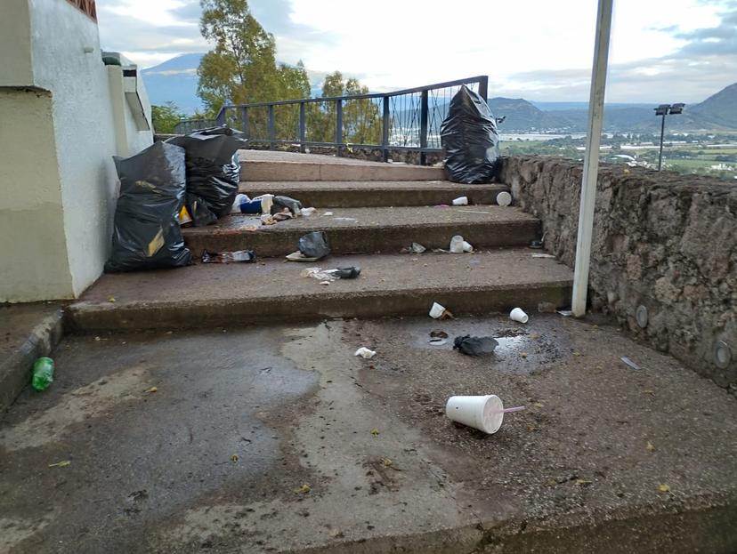 Tras Atlixcáyotl, basura de visitantes se quedó en pasillos y escaleras