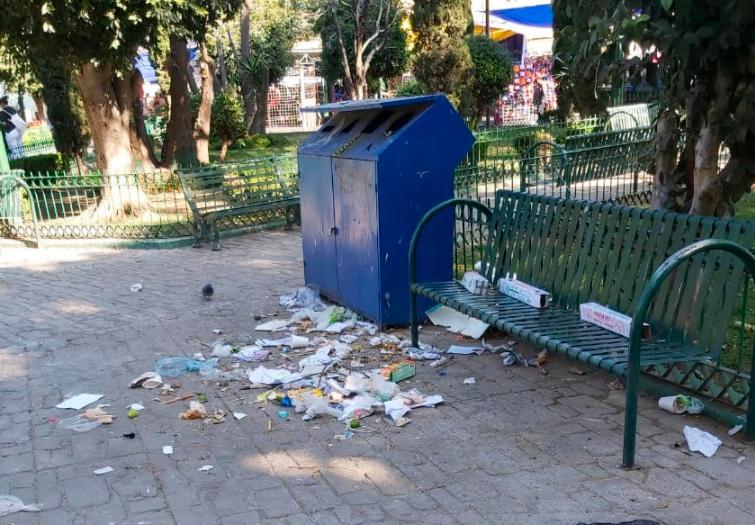 Amanecen desbordados contenedores de basura en parque de Atlixco