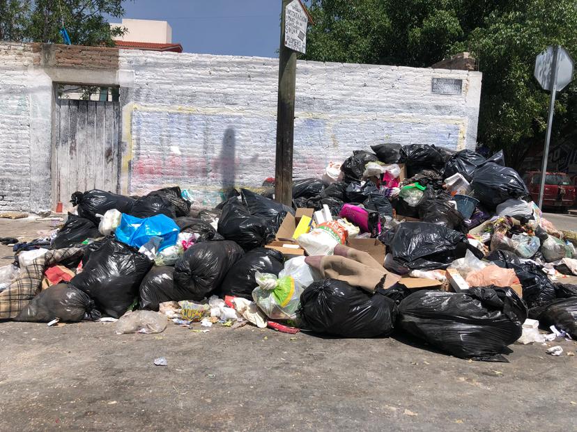 Obligan a trabajadores del Ooselite a llevarse la basura en Tehuacán