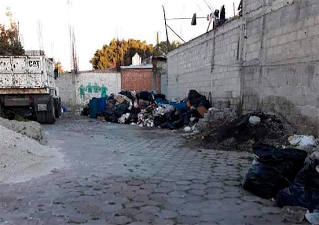 Edil de Huixcolotla resalta recolección de basura pero vecinos denuncian tiradero en escuela 