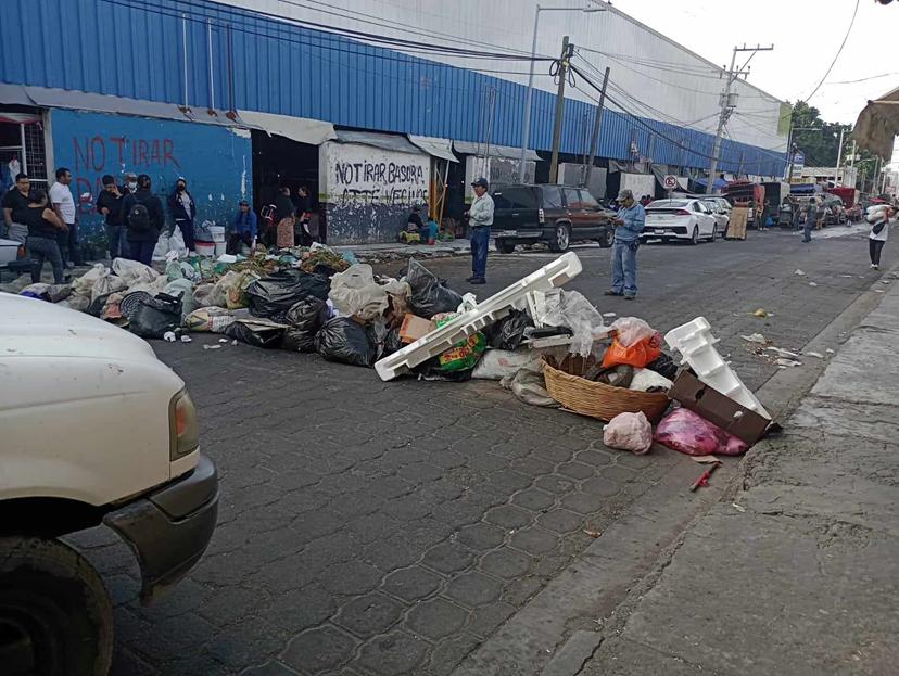 Cierran calle vecinos y comerciantes del mercado La Purísima por problema de la basura 