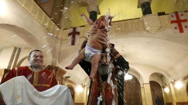 Bebé muere tras recibir ritual de bautizo de iglesia Ortodoxa