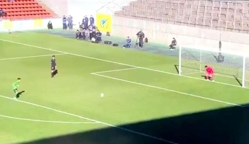 VIDEO Original tiro de penalti le da la vuelta al mundo  