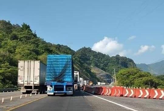 Desbordamiento de lodo bloquea la México-Tuxpan; lleva 12 horas cerrada