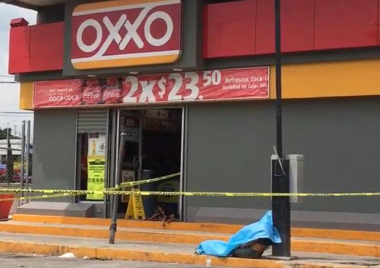 Bebió hasta morir frente a un oxxo de la Central de Abasto