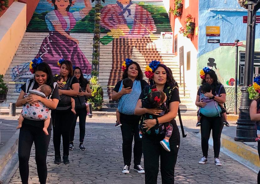 Madres atlixquenses bailan con hijos en brazos en el concurso Danza con Bebés