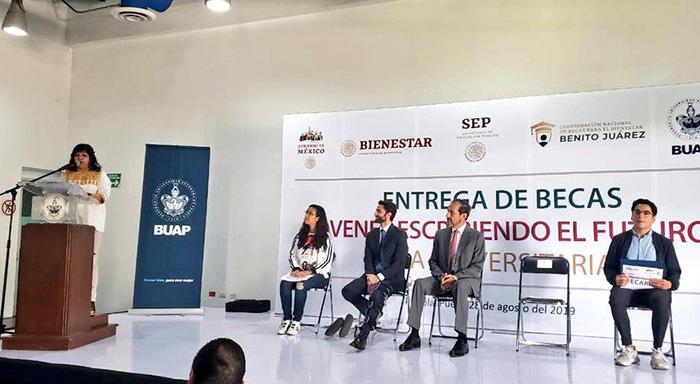 Entrega federación 600 mdp bimestrales en becas a estudiantes poblanos