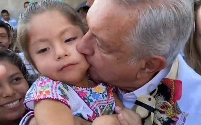 Critican a AMLO por besar a niña ante contingencia por coronavirus