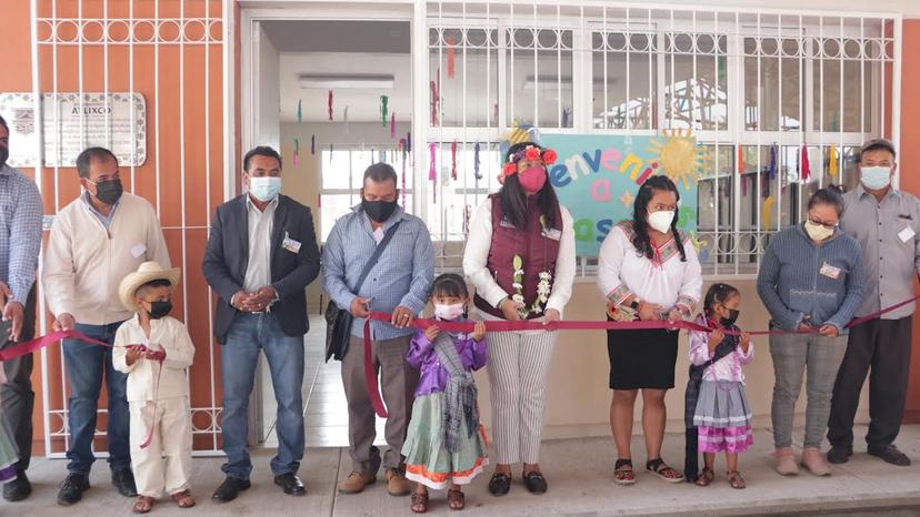 Ariadna Ayala inaugura biblioteca regional en San Juan Ocotepec