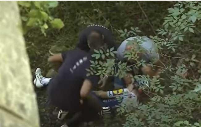 VIDEO Así cayó ciclista a un barranco en plena competencia