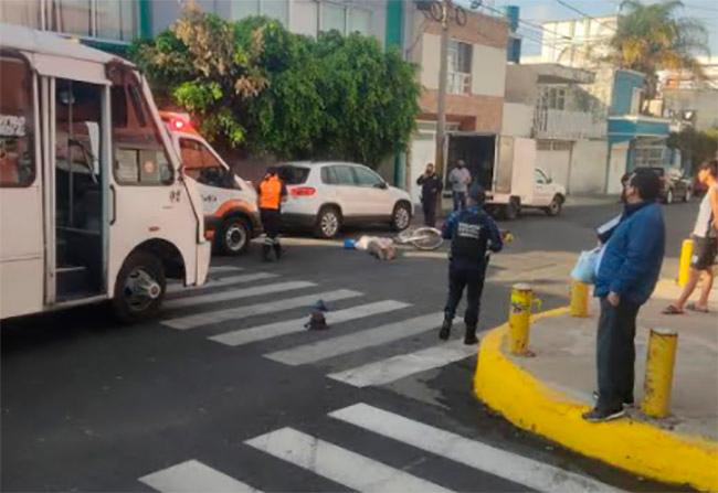 Ciclista se pasa el rojo y se estampa de frente contra microbús en Puebla 