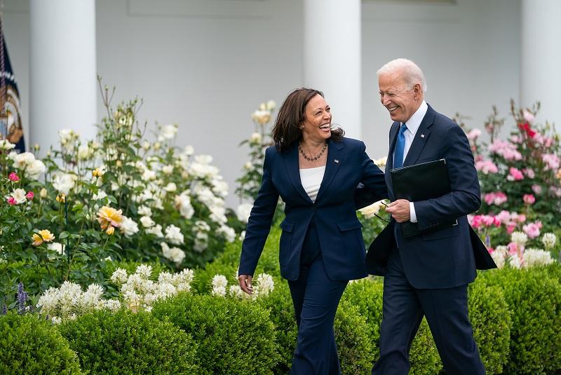 Biden cede a las presiones y abandona la contienda presidencial