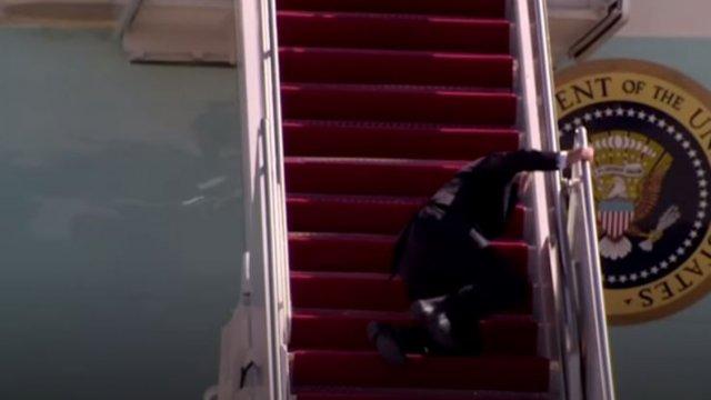 VIDEO Sufre caída en escaleras el presidente Joe Biden