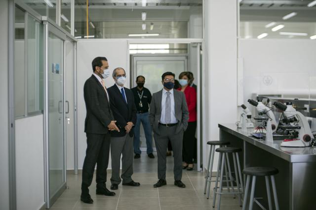 Entrega rector Esparza remodelación de laboratorios en la Facultad de Ciencias Biológicas