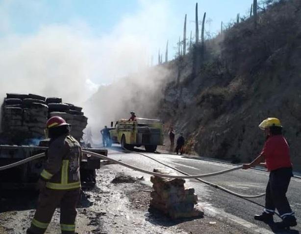 Se incendia camión en carretera de la Reserva de la Biosfera