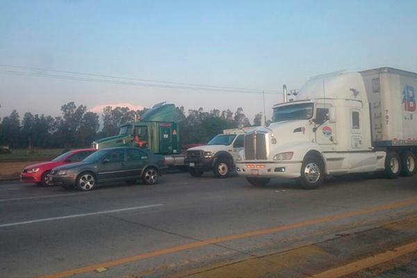 Bloquean transportistas la México-Puebla en demanda de seguridad