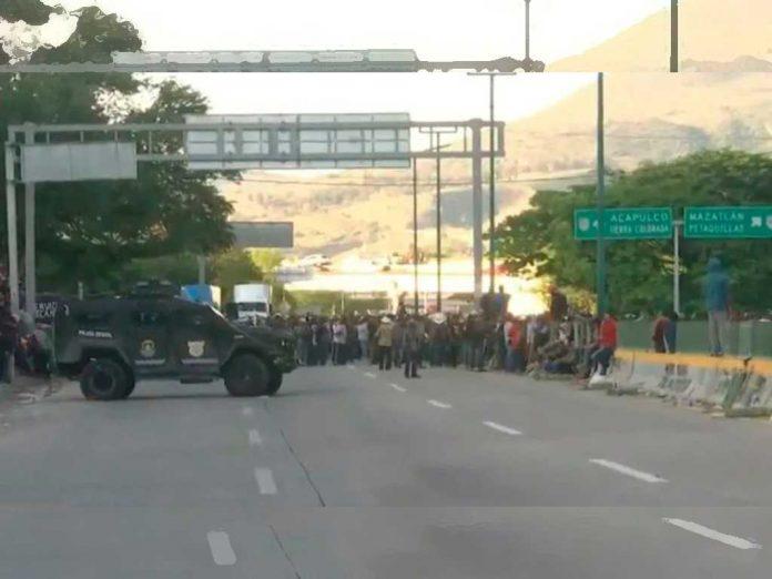 Por segundo día consecutivo bloquean la Autopista del Sol