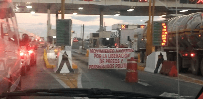 Manifestantes toman caseta de Amozoc y cobran paso vehicular