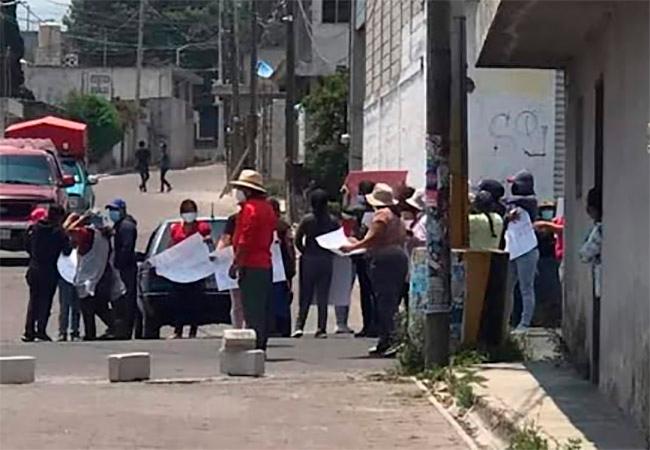 Tras desaparición de quinceañera bloquean carretera federal a Acajete