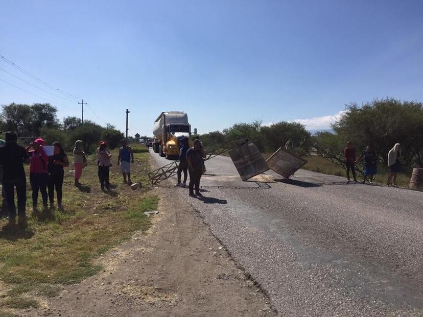 Bloquean padres libramiento en Tehuacán para exigir seguridad