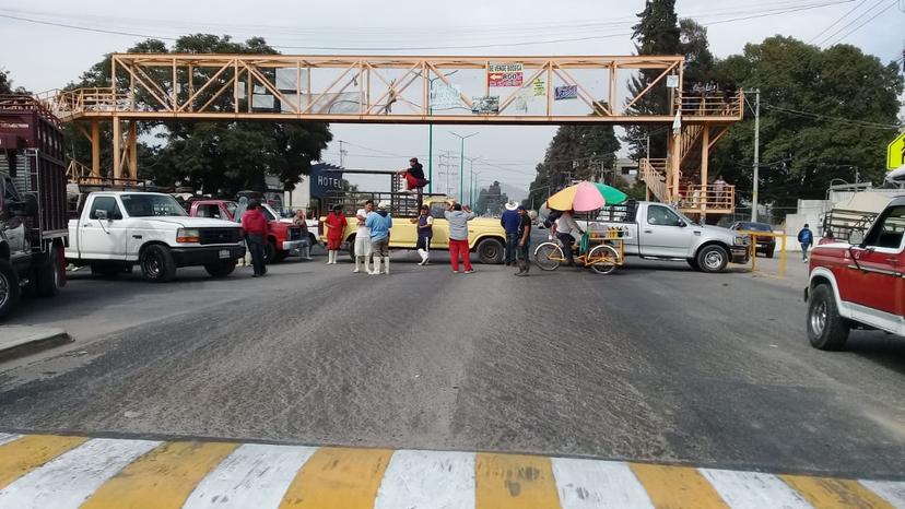 Trabajadores del rastro bloquean federal ahora a la altura de Tepeyecac