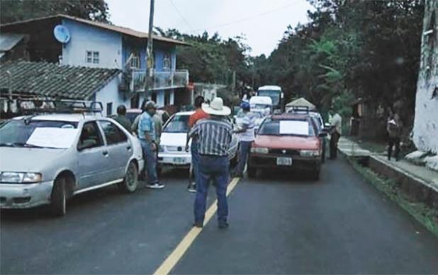 Cierran taxistas la Zacapoaxtla-Cuetzalan; piden liberar a agremiado