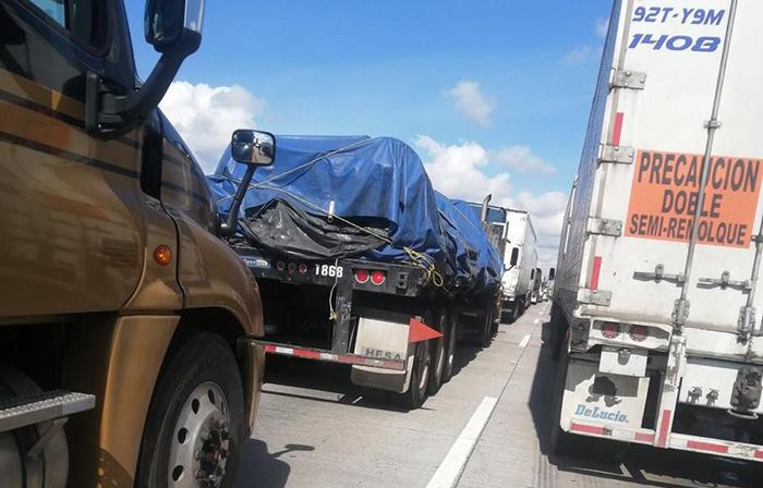 En protesta, cierran padres de familia de San Lorenzo La Joya la Puebla-Orizaba