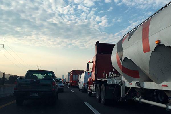 Bloquean transportistas la México-Puebla en demanda de seguridad