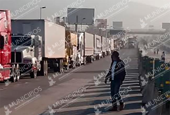 Transportistas poblanos se manifiestan en la caseta de San Marcos