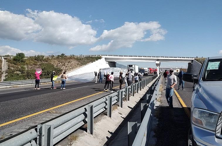 Bloquean la Puebla - Orizaba para exigir liberación de trailero por choque con militares