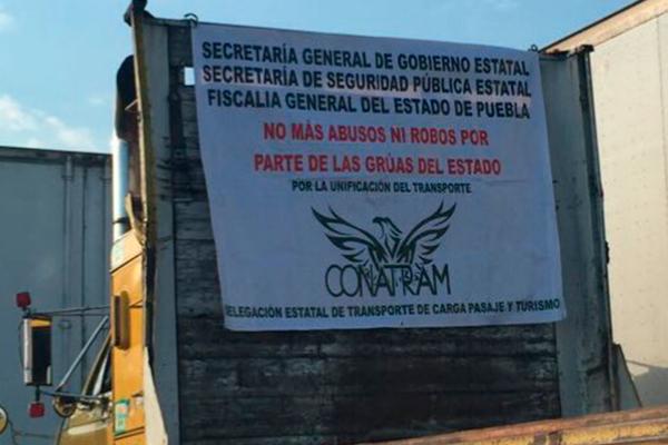 Bloquean transportistas la México-Puebla en demanda de seguridad