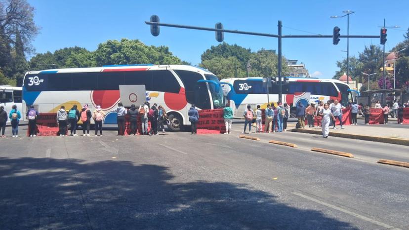 Por escasez de agua, normalista de Teteles bloquean el bulevar 5 de Mayo