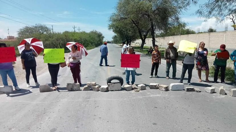 Bloquean vialidad en Tehuacán para exigir acciones ante robos en bachillerato