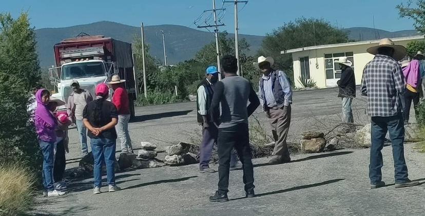 Bloquean acceso a granjas e invernaderos en Tepanco y Tlacotepec para exigir alto a las avionetas antilluvias