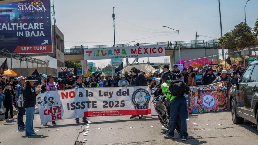 Maestros de la CNTE bloquean cruce fronterizo internacional en Tijuana