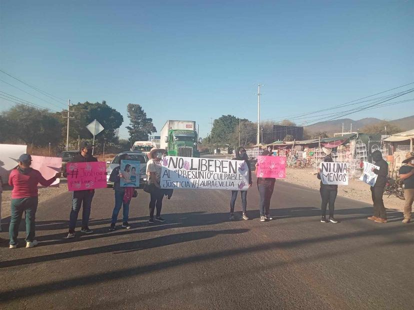 Bloquean la carretera federal para exigir justicia para Laura Evelia, víctima de feminicidio