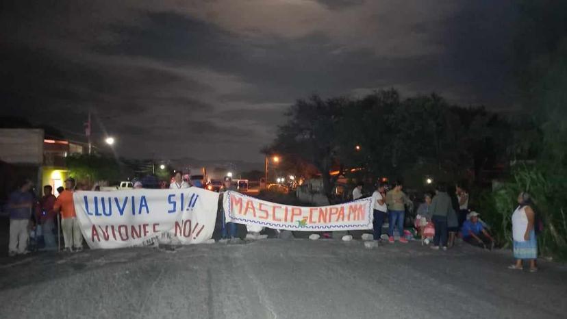 Ahora bloquean carretera Tehuacán-Teotitlán en protesta por relleno sanitario