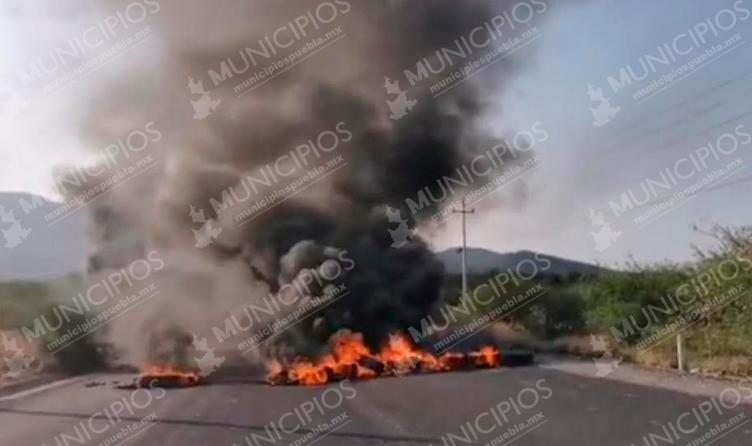 Bloquean carretera Tehuacán-Teotitlán ante falta de obra en Coxcatlán 