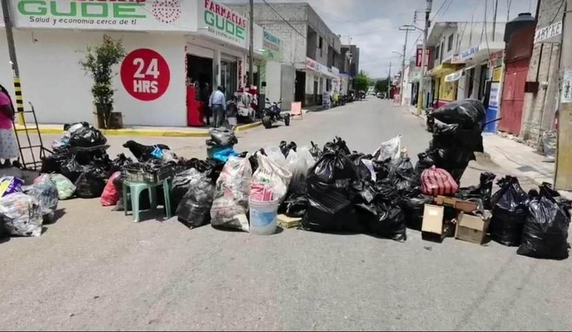 Bloquean con basura dos calles de Tehuacán 