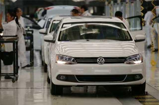 Ante el 25% en aranceles, gobierno de Puebla comprará 500 vehículos a Volkswagen