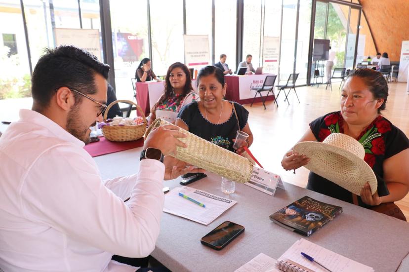Asesorará Secretaría de Economía a artesanas de Ahuatempan