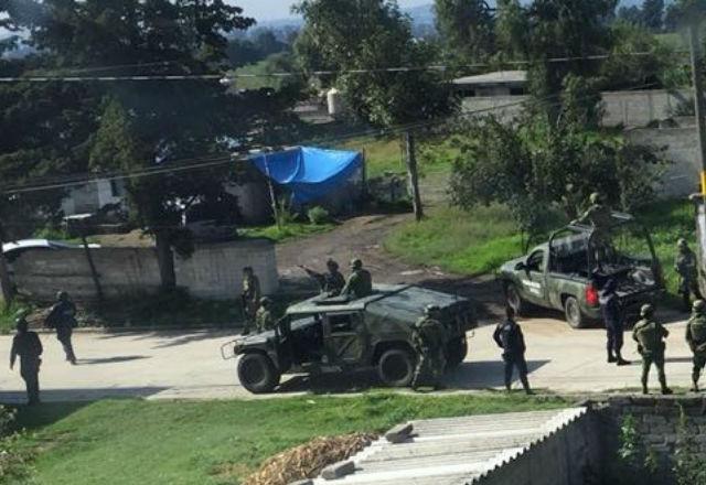 Militares catean domicilios y aseguran vehículos en Tlalancaleca