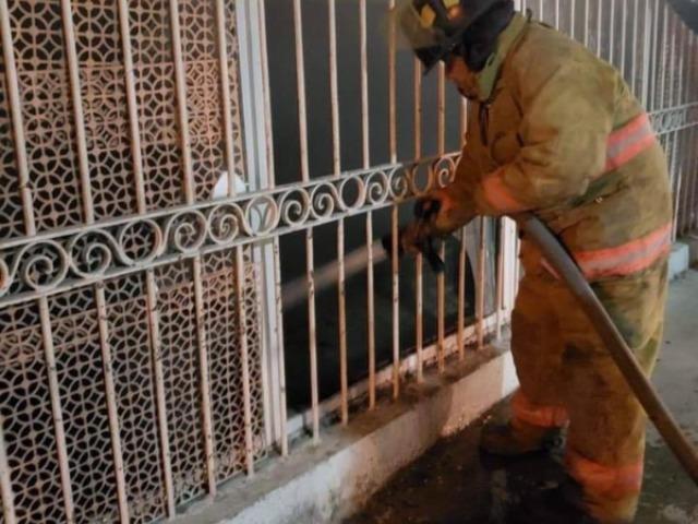 Bomberos sofocan fuego en tienda de telas en centro de Atlixco