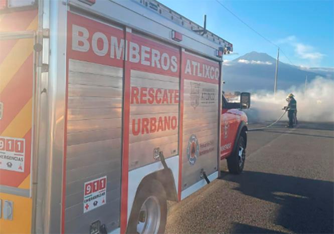 Se calcina camioneta en carretera federal Atlixco-Puebla