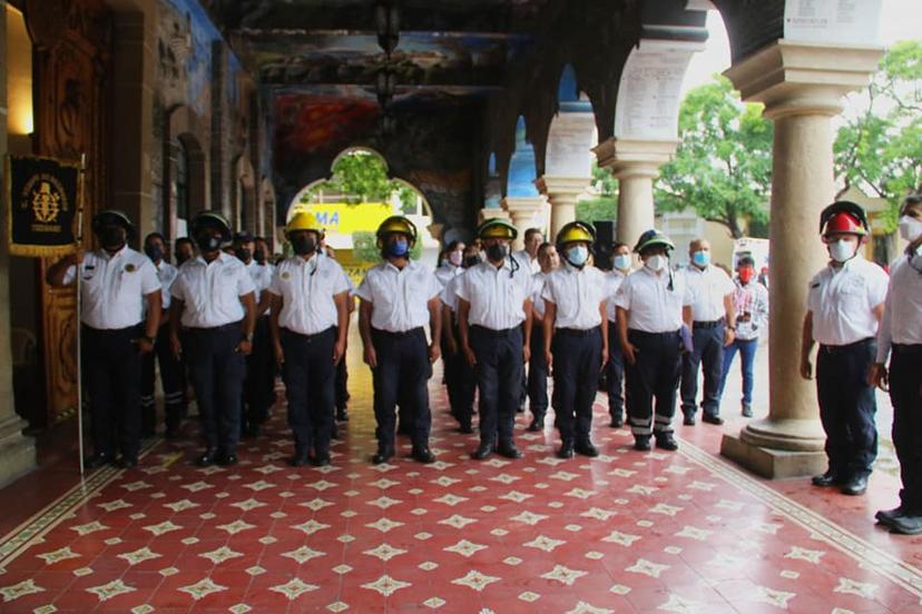 Celebran a Bomberos en Tehuacán mientras ellos enfrentan carencias